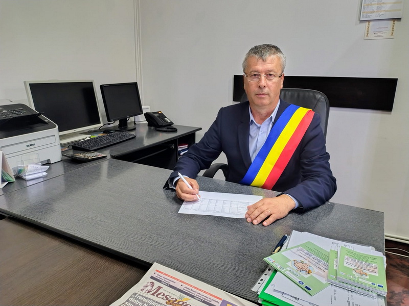 Sagna: Soluțiile administrației locale pentru criza financiară Oficial în birou, purtând eșarfă tricoloră, discută despre soluții financiare.