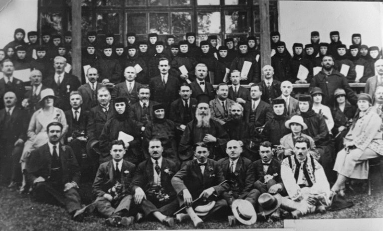 CRONICA EDUCAȚIEI NEMȚENE Școala Primară nr. 1 de Fete din Târgu-Neamț Elevi și profesori din Târgu-Neamț în grup, învățământ primar.