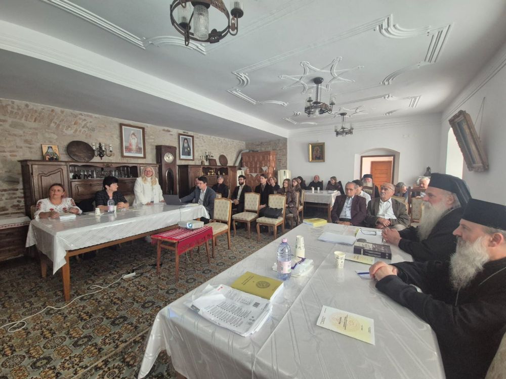 Video-Foto Mănăstirea Secu, două zile de istorie, cultură și spiritualitate. A XV-a ediție a simpozionului național Participanți la simpozionul național la Mănăstirea Secu, discuții despre istorie și cultură.