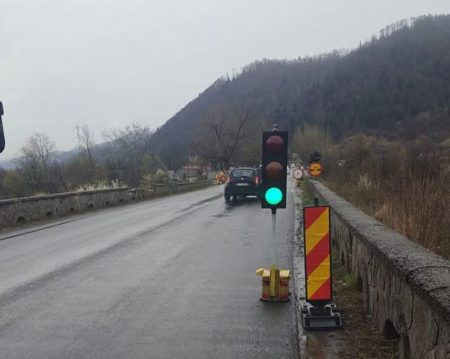 Se circulă pe un singur sens, semaforizat, pe podul de la Pângărați.