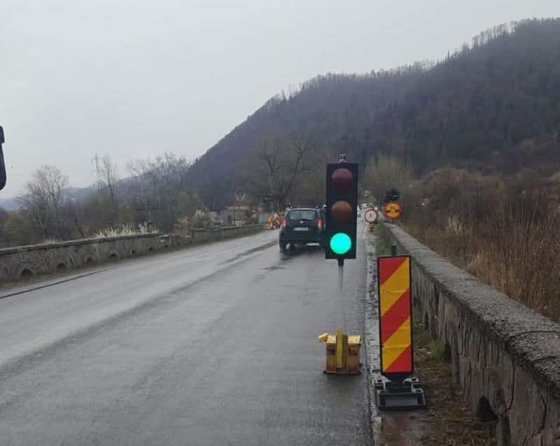 Atenție șoferi! Se circulă semaforizat, pe un singur sens, pe podul de la Pângărați! Se circulă pe un singur sens, semaforizat, pe podul de la Pângărați.