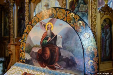 Sfinții pomeniți astăzi, 26 septembrie, în Biserica Ortodoxă: Apostolul Ioan și Voievodul Neagoe Basarab Pictură religioasă cu Sfântul Ioan, în biserică ortodoxă.