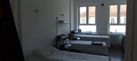 Spitalul din Bicaz vrea 30 de paturi în plus pentru a-și majora contractul cu Casa de Asigurări. Nimeni nu pare dispus să le ofere Camere spital Bicaz cu paturi, vedere spre oraș.