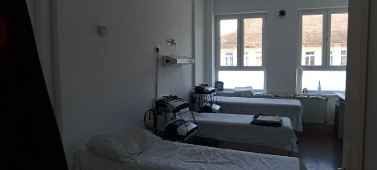 Spitalul din Bicaz vrea 30 de paturi în plus pentru a-și majora contractul cu Casa de Asigurări. Nimeni nu pare dispus să le ofere Camere spital Bicaz cu paturi, vedere spre oraș.