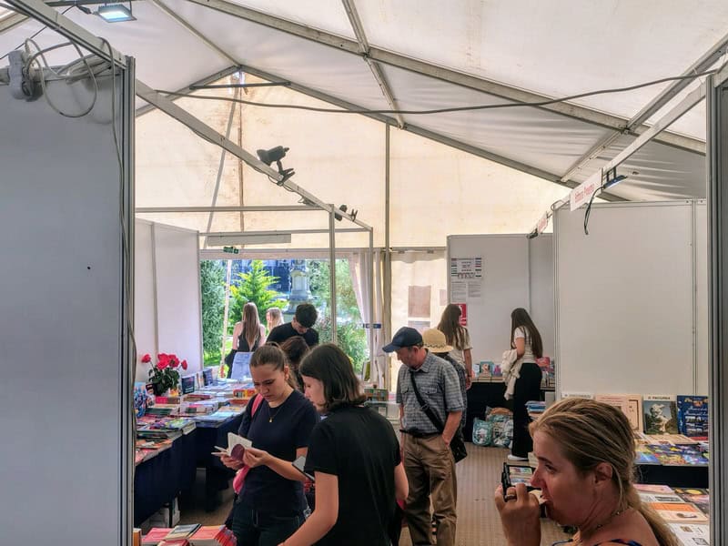 FOTO Târgul de Carte Piatra Neamț 2026 / Patru zile în care Parcul Tineretului a devenit loc de întâlnire pentru cititori și autori