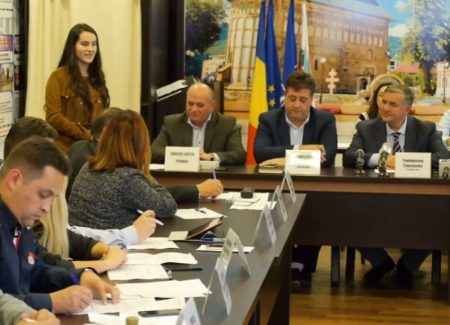 Întâlnire oficială în sala de ședințe a Consiliului Local Piatra-Neamț.