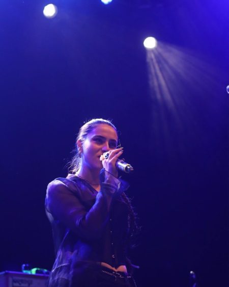 Teodora Sava, din Piatra-Neamț, va concura la „The Voice UK” în ediția din 12 septembrie Teodora Sava cântând pe scenă la „The Voice UK".