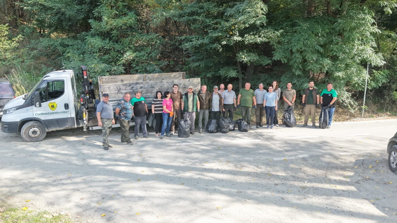 FOTO 700 de kilograme de deșeuri, strânse de silvicultorii din Târgu-Neamț de Ziua Națională de Curățenie