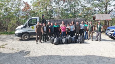 FOTO 700 de kilograme de deșeuri, strânse de silvicultorii din Târgu-Neamț de Ziua Națională de Curățenie Grup de voluntari și silvicultori cu saci de gunoi după acțiunea de curățare.