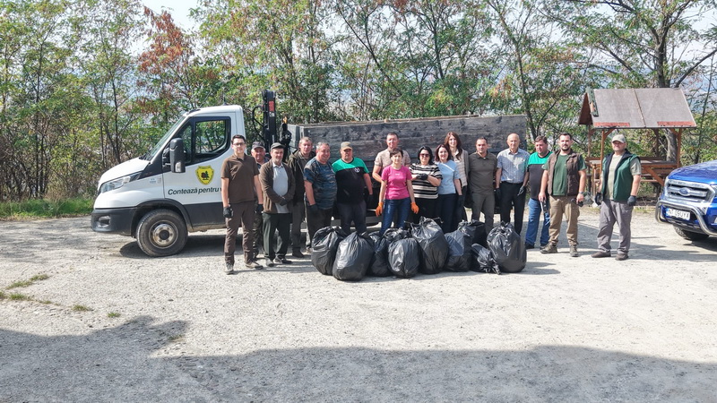 FOTO 700 de kilograme de deșeuri, strânse de silvicultorii din Târgu-Neamț de Ziua Națională de Curățenie Grup de voluntari și silvicultori cu saci de gunoi după acțiunea de curățare.