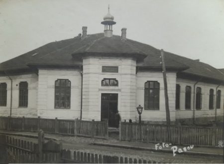 Clădire istorică a școlii primare din Târgu-Neamț, cu arhitectură tradițională.
