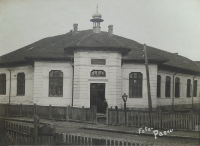 CRONICA EDUCAȚIEI NEMȚENE Școala Primară nr. 2 „Emil Costinescu” din Târgu-Neamț Clădire istorică a școlii primare din Târgu-Neamț, cu arhitectură tradițională.