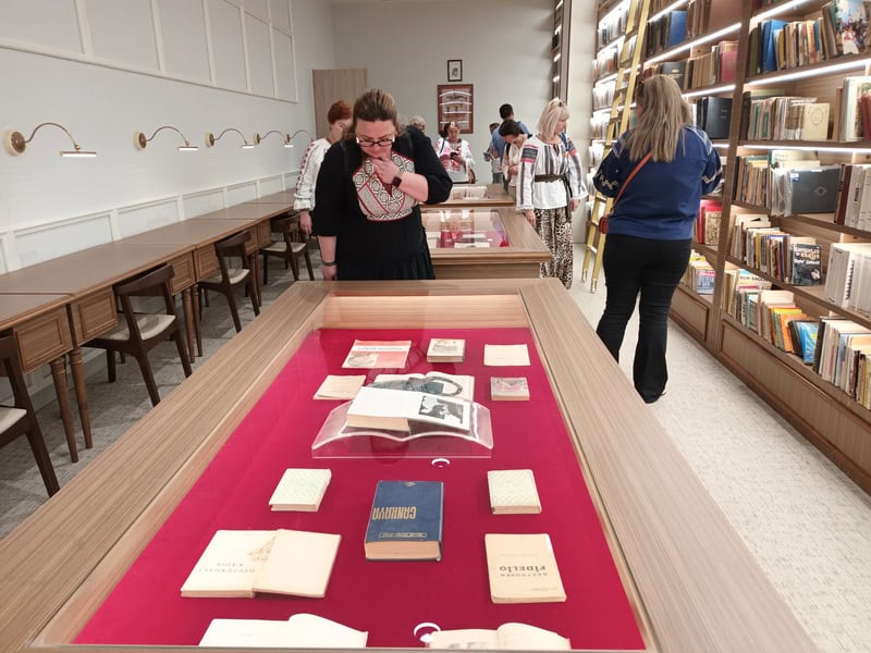 FOTO Ce au descoperit bibliotecarii nemțeni în Turcia și Italia / De la cărți audio în autobuz la manuscrise de secol XV
