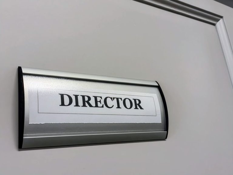 Concursul pentru directori: douăsprezece școli fără nici un candidat! Patru nu au candidat pentru director adjunct! Semn pentru biroul de director pe ușă.
