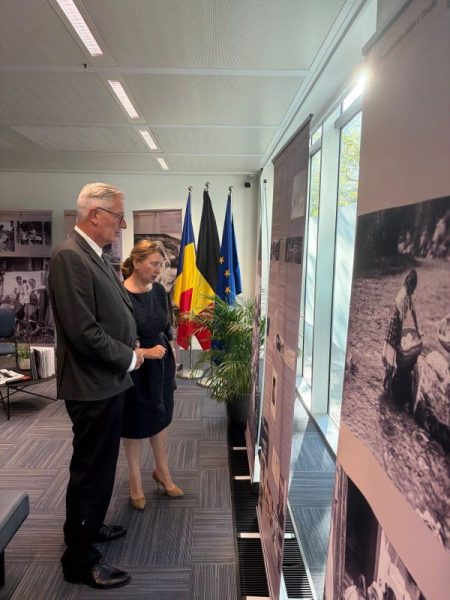 Valea Muntelui, satele și oamenii Neamțului au ajuns la Bruxelles. Expoziție Adolphe Chevallier Persoane admirând fotografii din Valea Muntelui la expoziție.