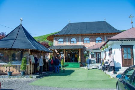 Paraclis în Piatra-Neamț cu oameni la eveniment religios.