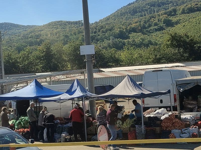 Video-Foto. Piatra-Neamț. Piața En Gros – marfa pe alese își așteaptă mușteriii! Video-Foto. Piatra-Neamț. Piața En Gros – marfa pe alese își așteaptă mușteriii!