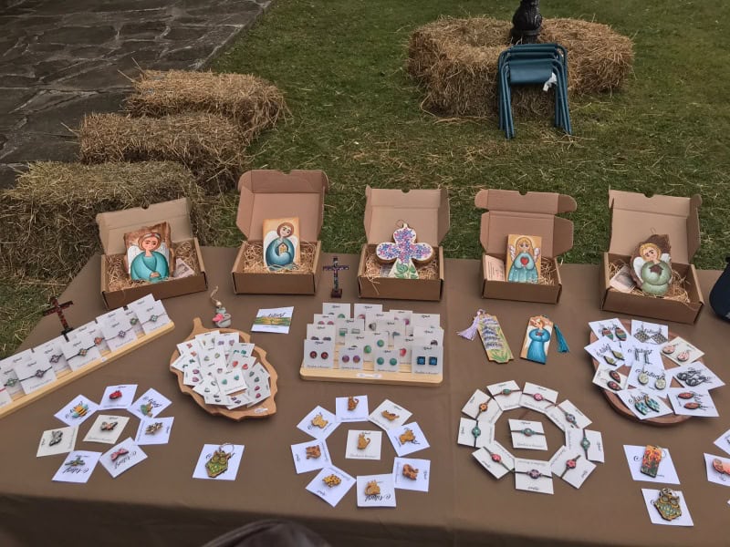 Set de invitații și figurine religioase pe o masă, atelier creativ cu teme spirituale.