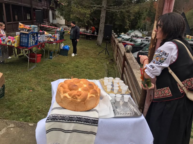 Pâine rumenită pe masă, cadru de sărbătoare tradițională.