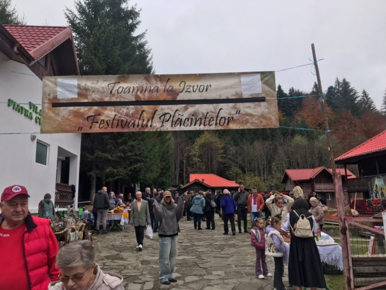 Festivalul Plăcintelor, oameni la intrarea evenimentului în decor rustic.