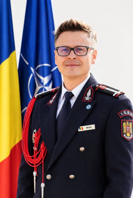 După peste 30 de ani în uniformă, colonelul Cătălin Popa a trecut în rezervă. ISU Neamț are un nou adjunct, maiorul Ovidiu Negru