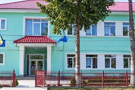 Alertă la o școală din Neamț, după ce s-a simțit miros de fum. Elevii au fost evacuați
