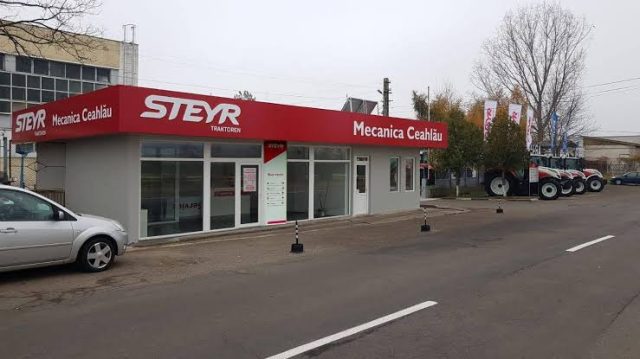 Vitrină showroom Mecanica Ceahlău din Piatra-Neamț, strada principală.