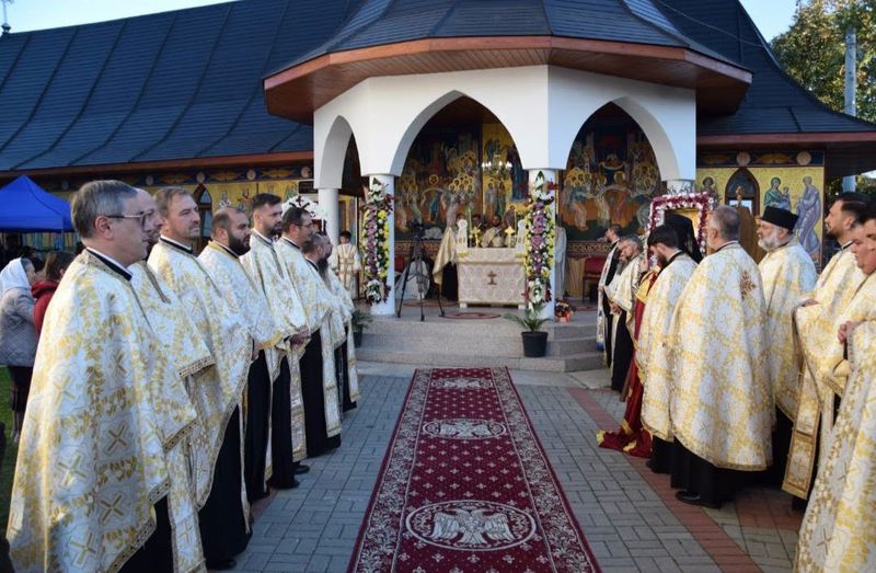 FOTO Biserica „Sfinții Împărați Constantin și Elena” din Roman a fost sfințită