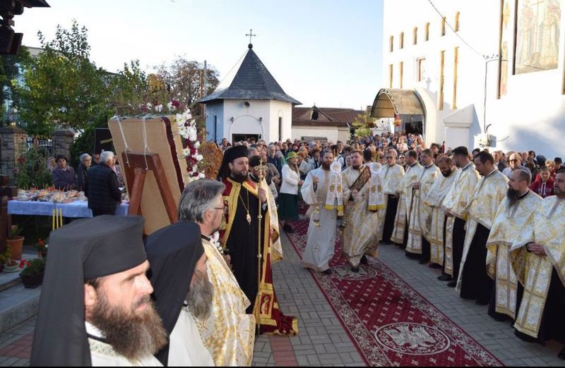 FOTO Biserica „Sfinții Împărați Constantin și Elena” din Roman a fost sfințită