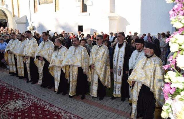 FOTO Biserica „Sfinții Împărați Constantin și Elena” din Roman a fost sfințită FOTO Biserica „Sfinții Împărați Constantin și Elena” din Roman a fost sfințită