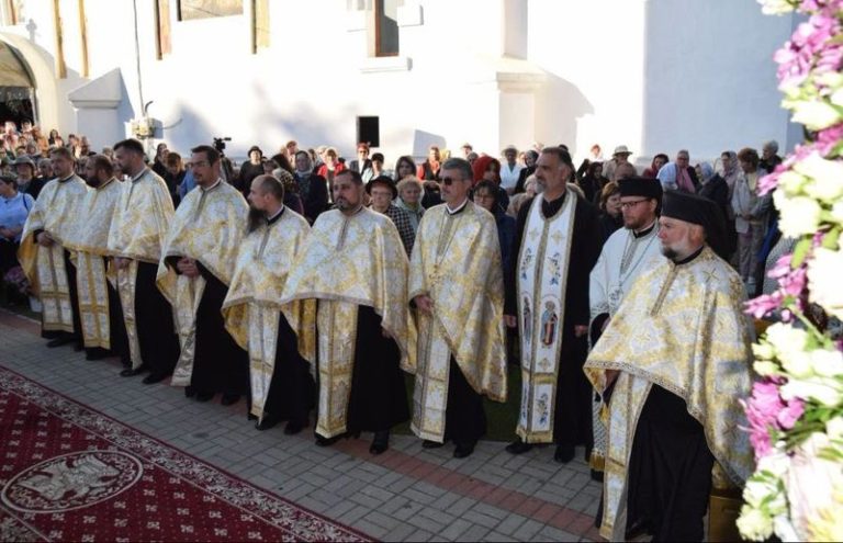 FOTO Biserica „Sfinții Împărați Constantin și Elena” din Roman a fost sfințită FOTO Biserica „Sfinții Împărați Constantin și Elena” din Roman a fost sfințită