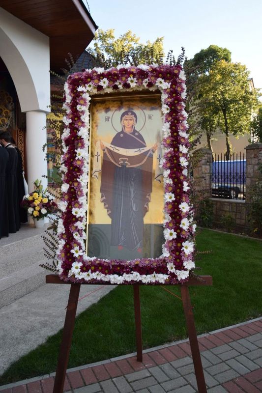 FOTO Biserica „Sfinții Împărați Constantin și Elena” din Roman a fost sfințită