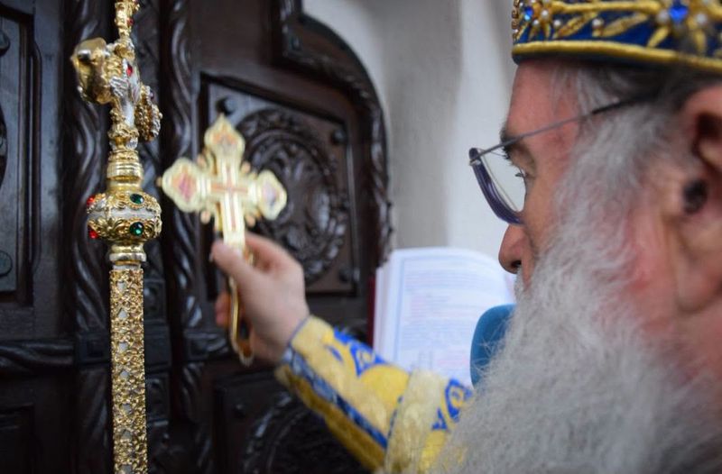 FOTO Biserica „Sfinții Împărați Constantin și Elena” din Roman a fost sfințită