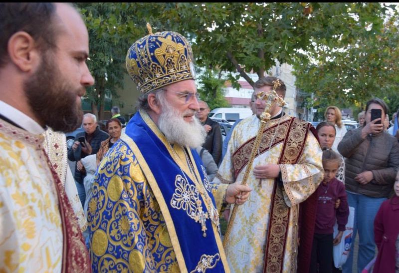 FOTO Biserica „Sfinții Împărați Constantin și Elena” din Roman a fost sfințită