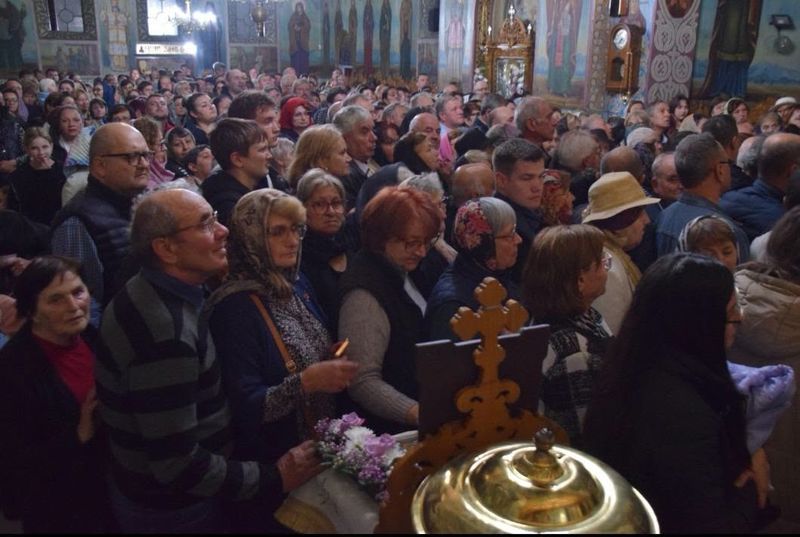 FOTO Biserica „Sfinții Împărați Constantin și Elena” din Roman a fost sfințită