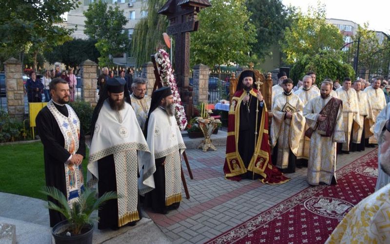 FOTO Biserica „Sfinții Împărați Constantin și Elena” din Roman a fost sfințită
