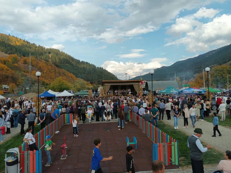 Festivalul de Gastronomie și Folclor „Coborâtul oilor” de la Borca, la a IV-a ediție