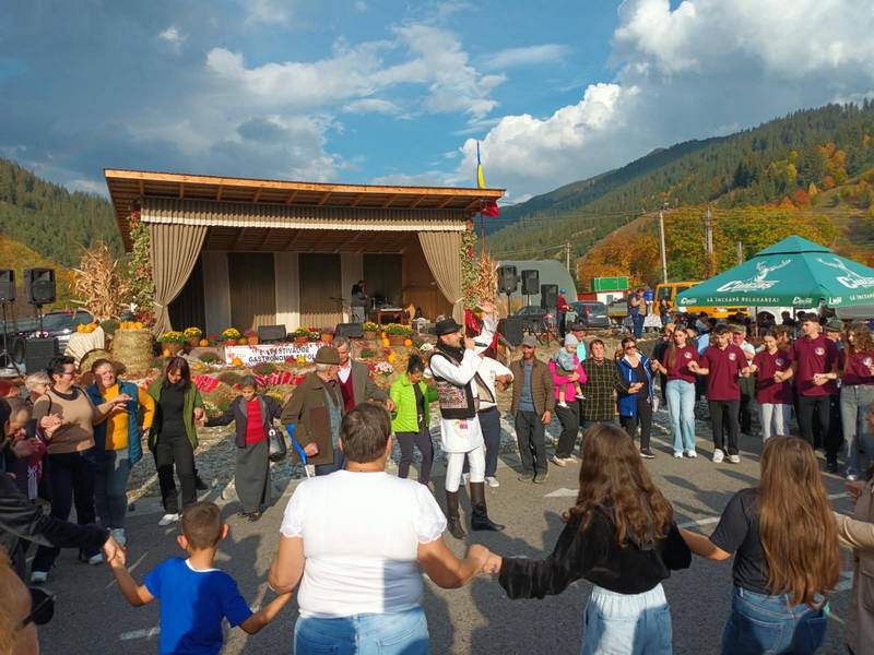 Festivalul de Gastronomie și Folclor „Coborâtul oilor” de la Borca, la a IV-a ediție