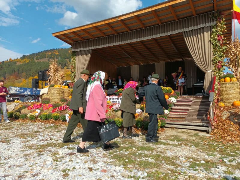 Festivalul de Gastronomie și Folclor „Coborâtul oilor” de la Borca, la a IV-a ediție