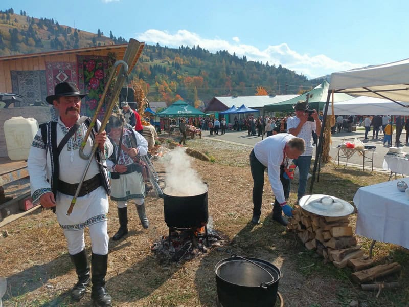 Festivalul de Gastronomie și Folclor „Coborâtul oilor” de la Borca, la a IV-a ediție