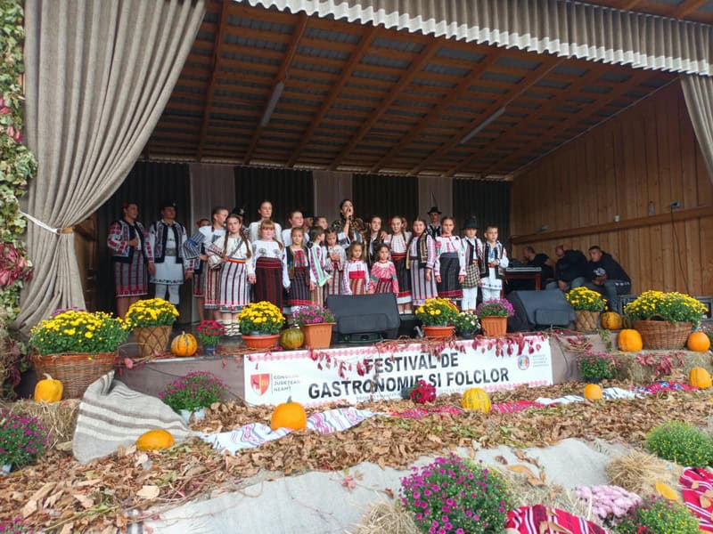 Festivalul de Gastronomie și Folclor „Coborâtul oilor” de la Borca, la a IV-a ediție