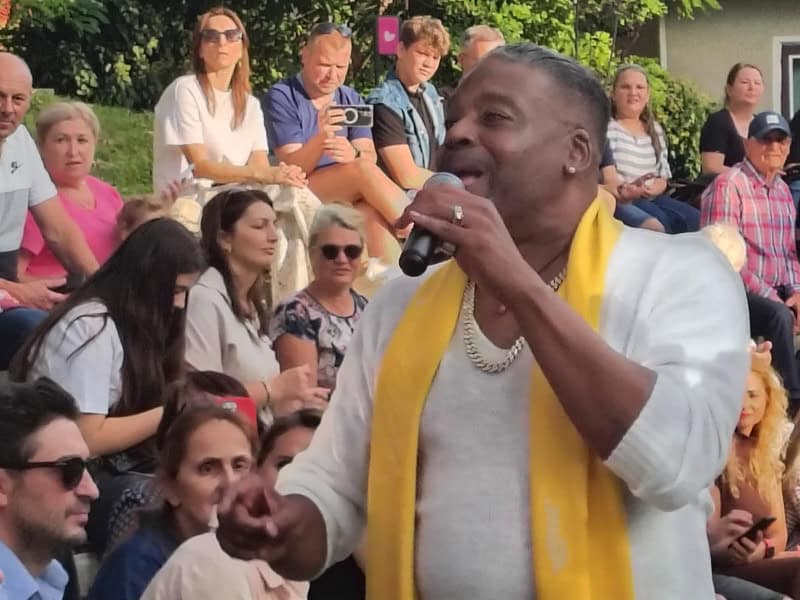 EXCLUSIVITATE Brad Vee Johnson și proiectele lui la Piatra-Neamț