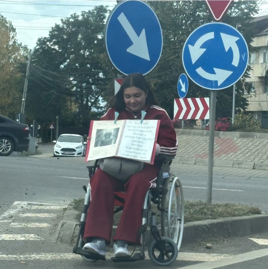 În scaun rulant, între mașini, în intersecția de la Humulești- un nou episod al cerșetoriei scăpate de sub control la Târgu-Neamț
