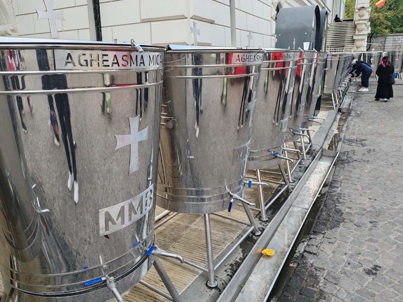 Coadă de 5 km, 27.000 de oameni la rând, la pelerinajul de la Sfânta Cuvioasa Parascheva 3 Coadă de 5 km, 27.000 de oameni la rând, la pelerinajul de la Sfânta Cuvioasa Parascheva