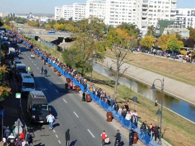 Coadă de 5 km, 27.000 de oameni la rând, la pelerinajul de la Sfânta Cuvioasa Parascheva
