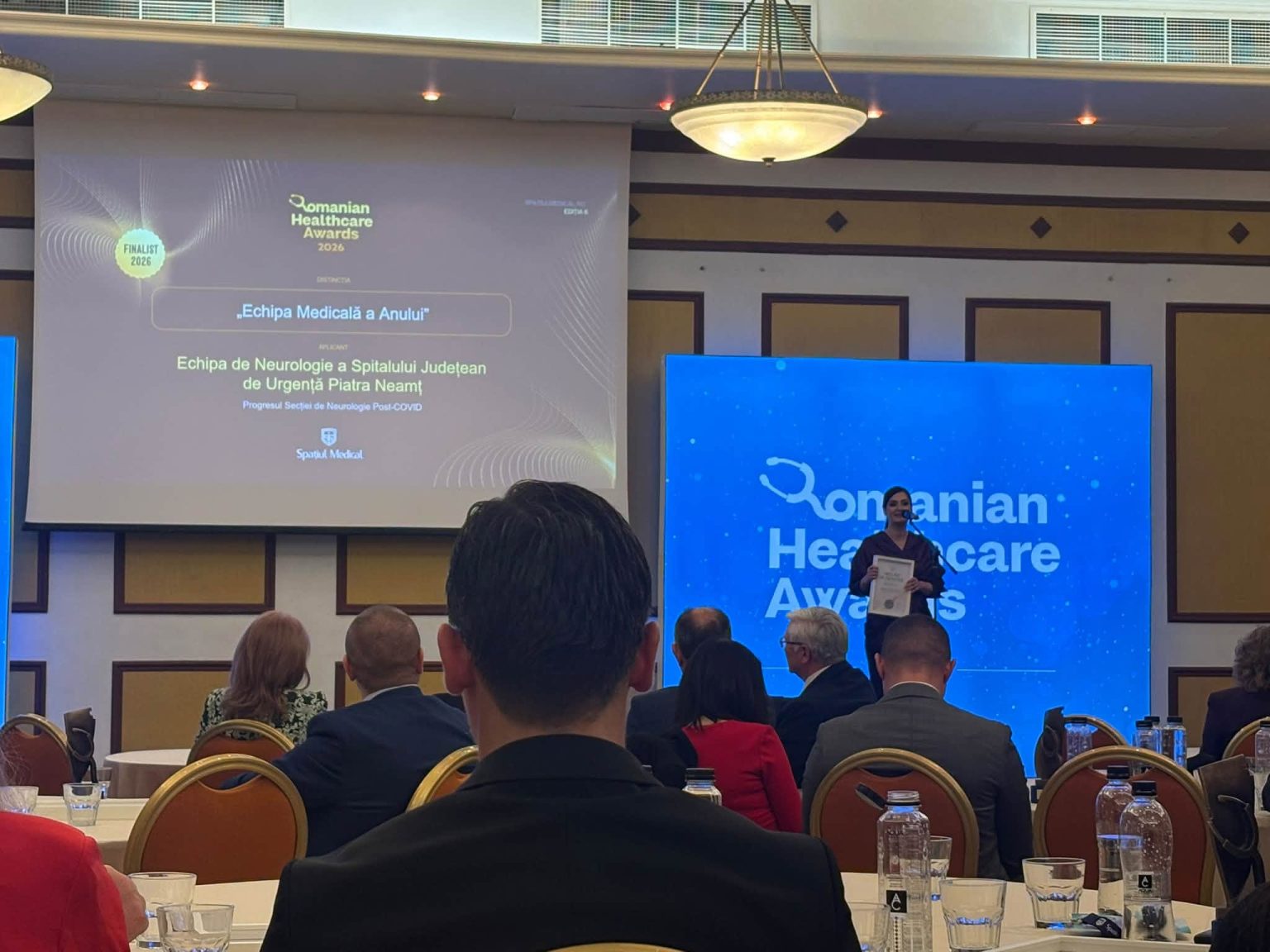 Diplomă de Excelență pentru secția de Neurologie de la Piatra-Neamț, la Romanian Healthcare Awards 2026 Imagine cu prezentator pe scenă la Romanian Healthcare Awards 2026 în Piatra-Neamț.