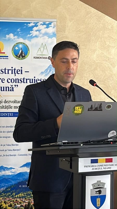 Bărbat la conferință despre comunitățile montane din Neamț și Suceava.