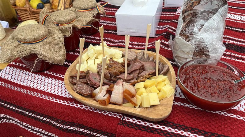 Platou cu carne, brânzeturi și sosuri la târgul Farcașa.
