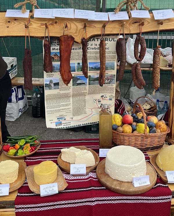 Produse tradiționale și mezeluri la târgul din Farcașa.