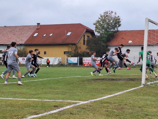Ceahlăul, meci extrem de dificil cu ocupanta locului 3. La Piatra Neamț vin secuii de la KSE Jucători tineri pe teren de fotbal lângă poarta din Lem.
